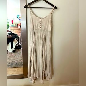 Free people, gently worn peasant dress. Made of organic cotton with soft burlap.